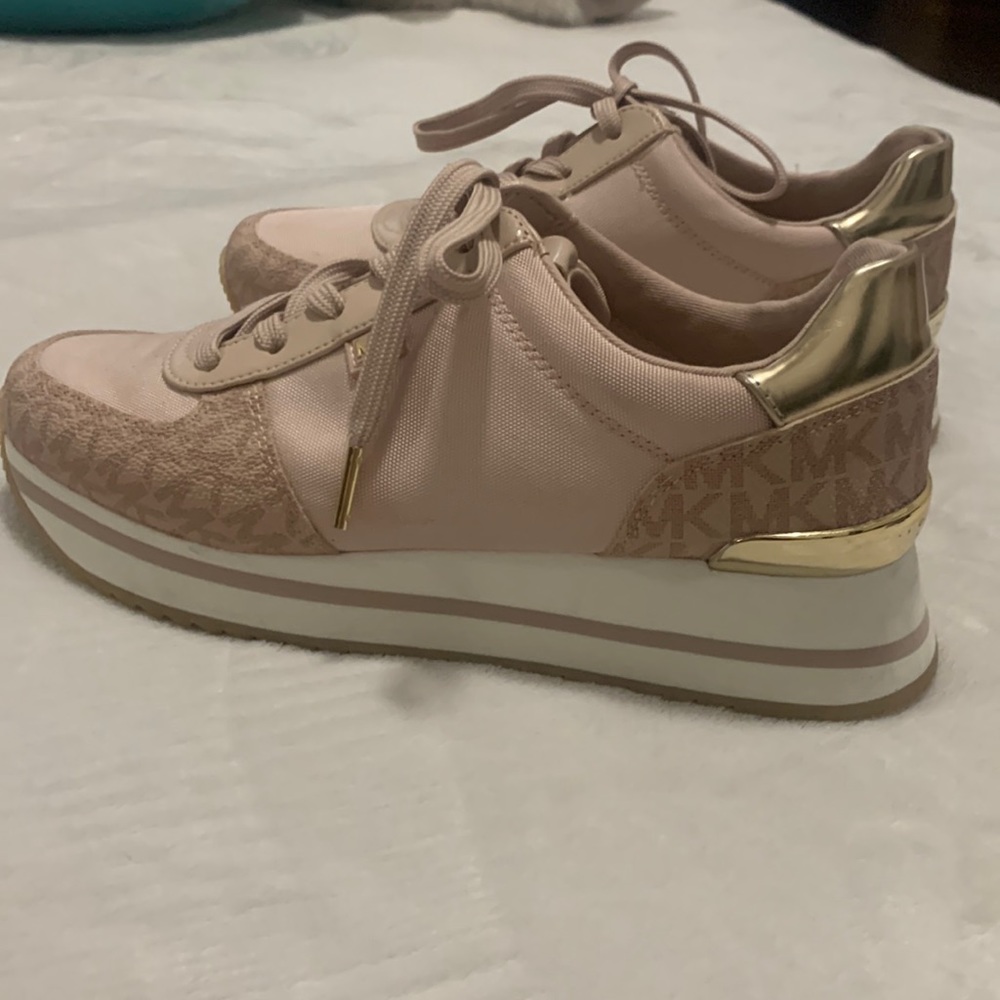 Michael Kors platform shoe, used once in very good condition.